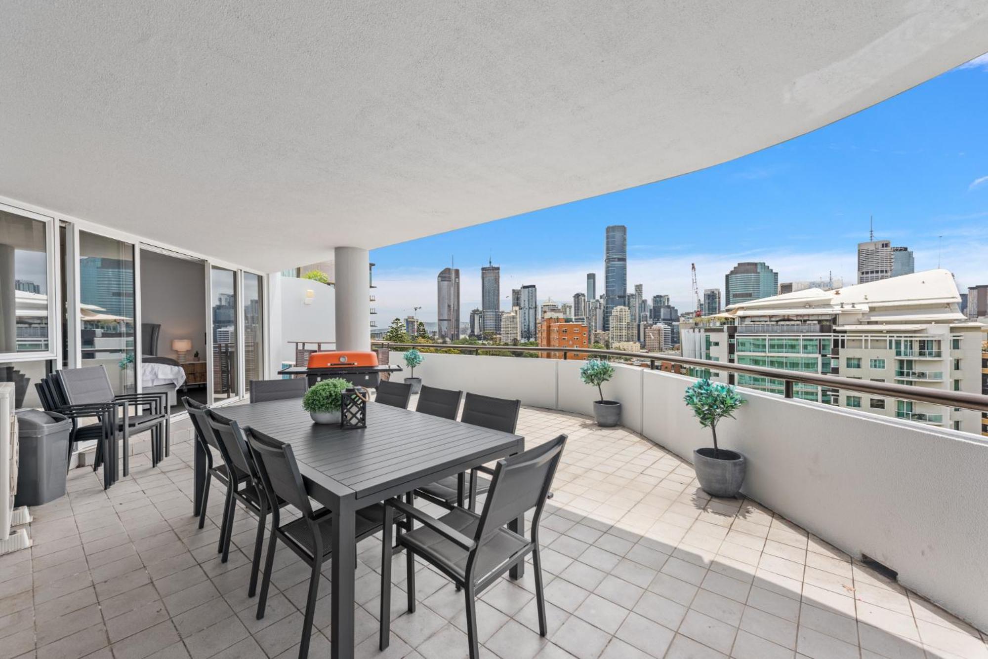 Appartement Lavish 3-Bed With Wraparound Balcony And Pool à Brisbane Extérieur photo
