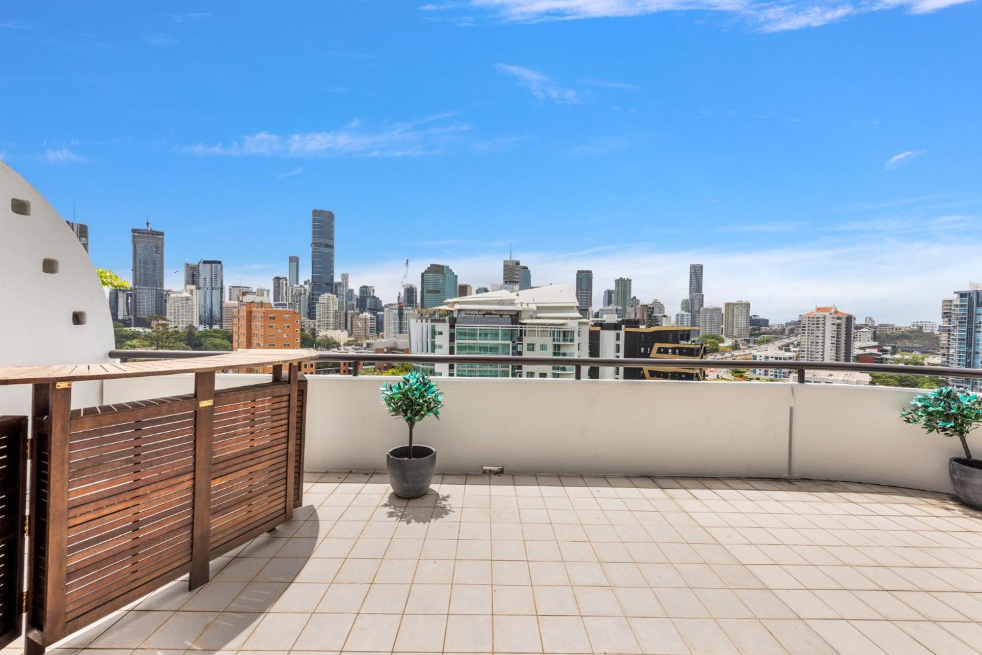 Appartement Lavish 3-Bed With Wraparound Balcony And Pool à Brisbane Extérieur photo