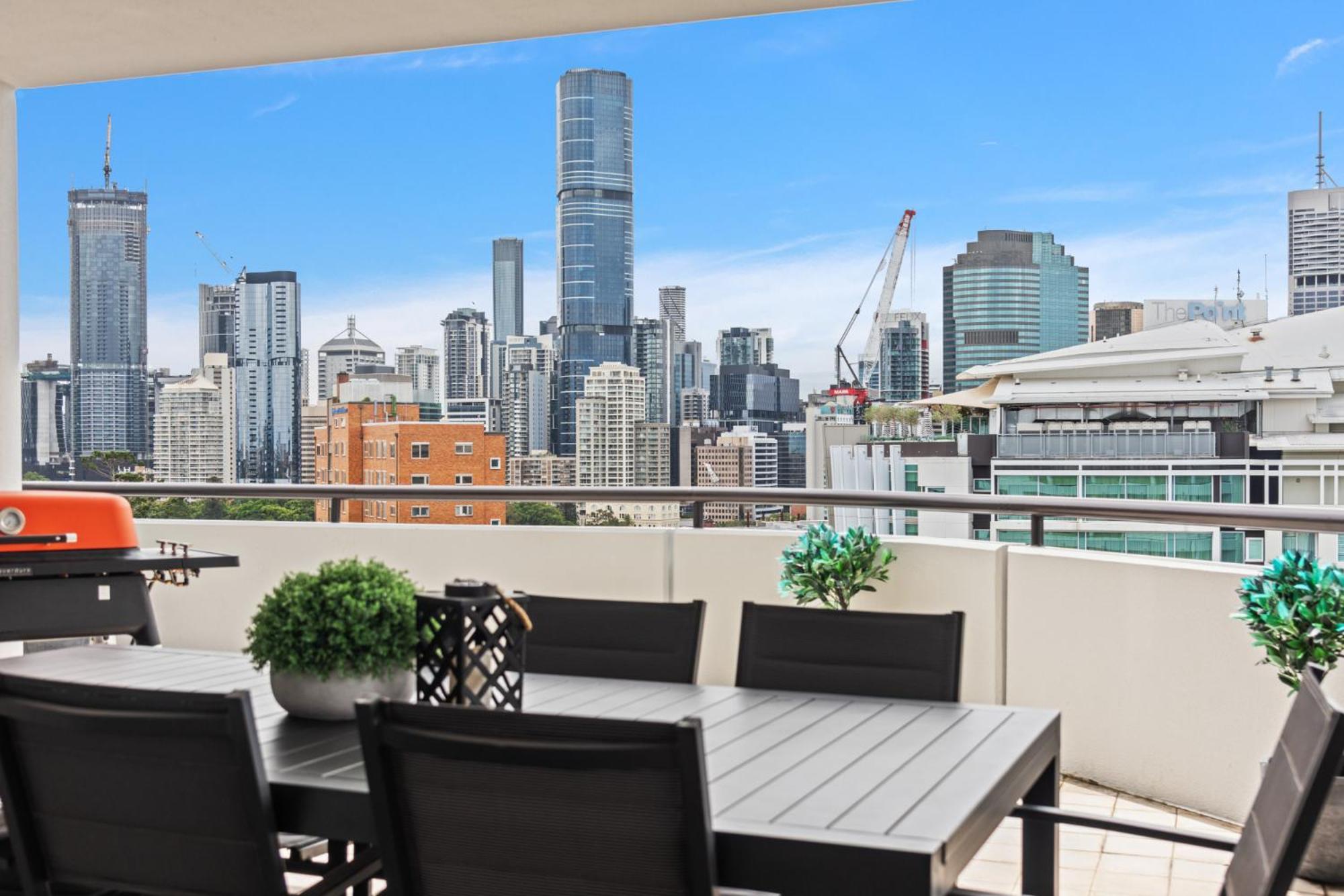 Appartement Lavish 3-Bed With Wraparound Balcony And Pool à Brisbane Extérieur photo