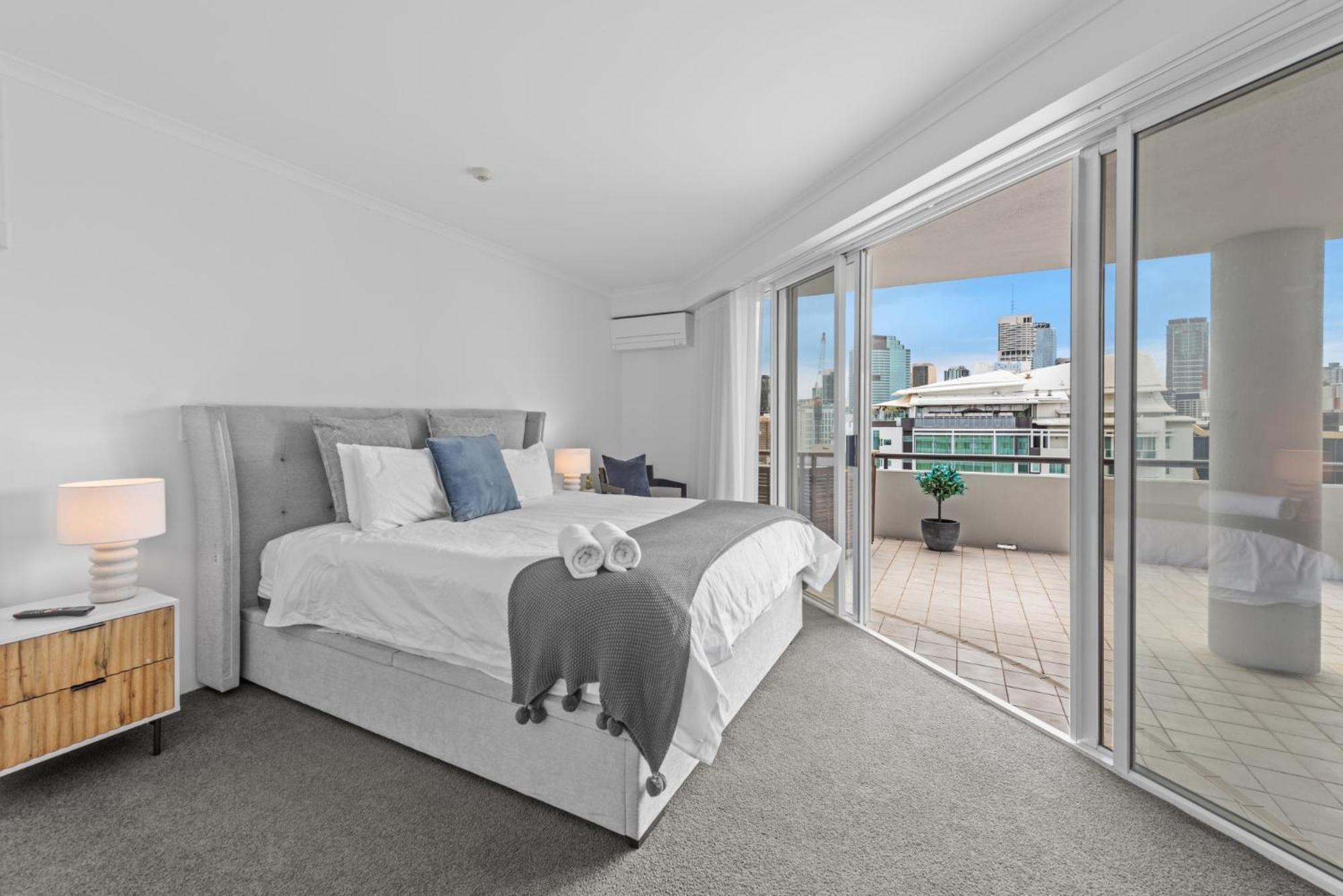 Appartement Lavish 3-Bed With Wraparound Balcony And Pool à Brisbane Extérieur photo